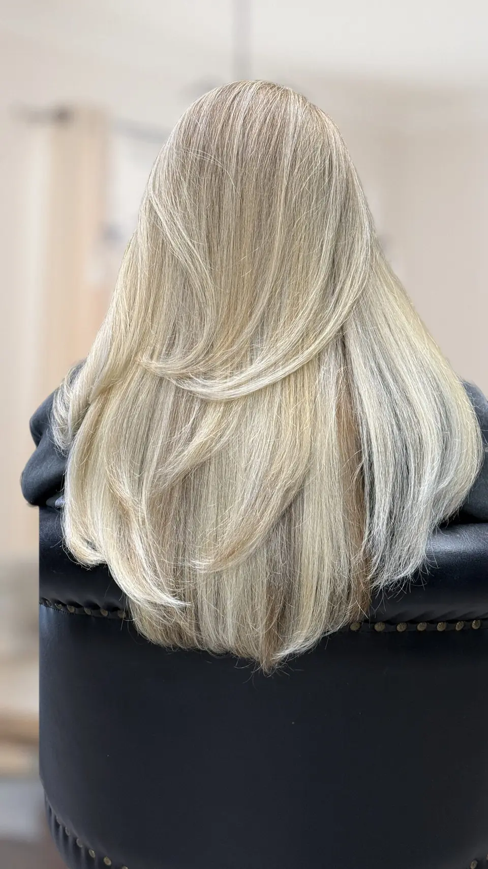 Svetlá blond, stupňovitý strih
