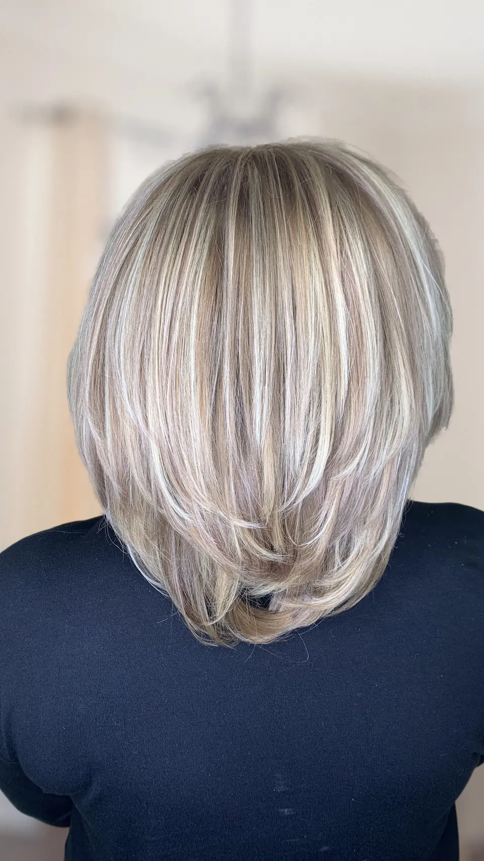 Studená blond, stupňovitý strih na plecia