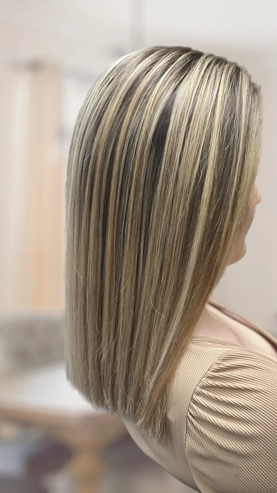 Výrazný blond melír na tmavom základe