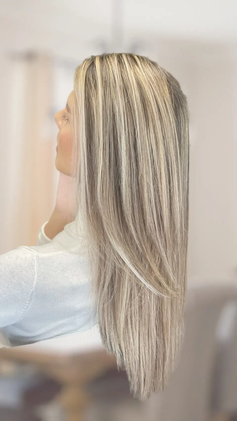 Dlhé rovné vlasy s kontrastným blond melírom