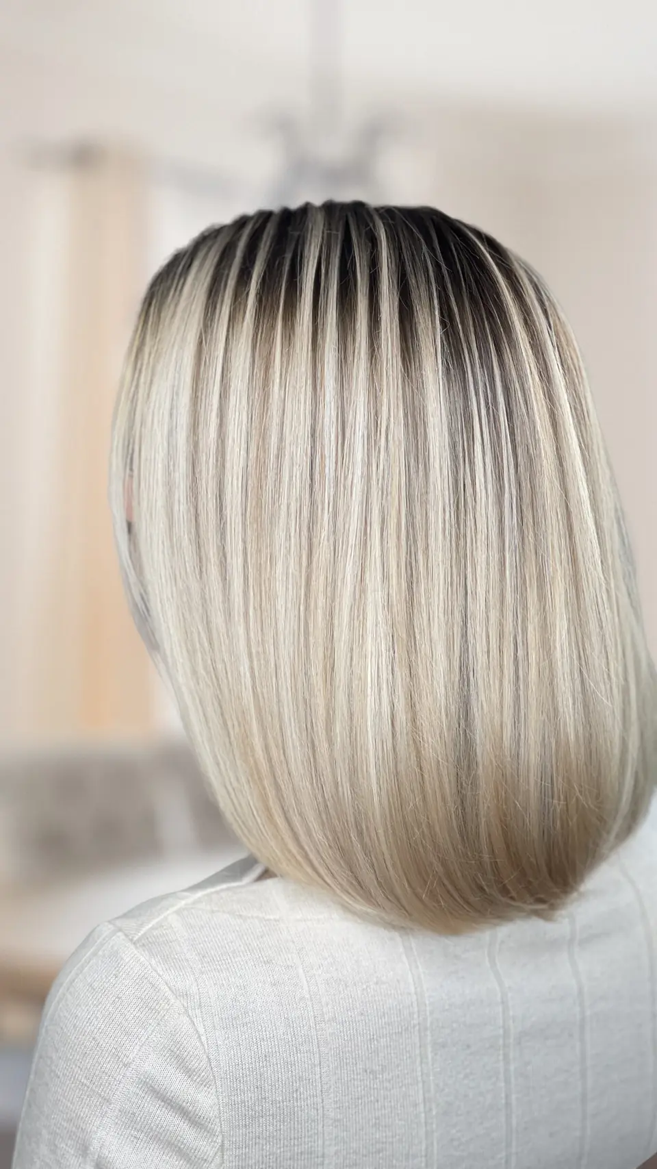 Platinová blond s tmavým korienkom, rovný strih
