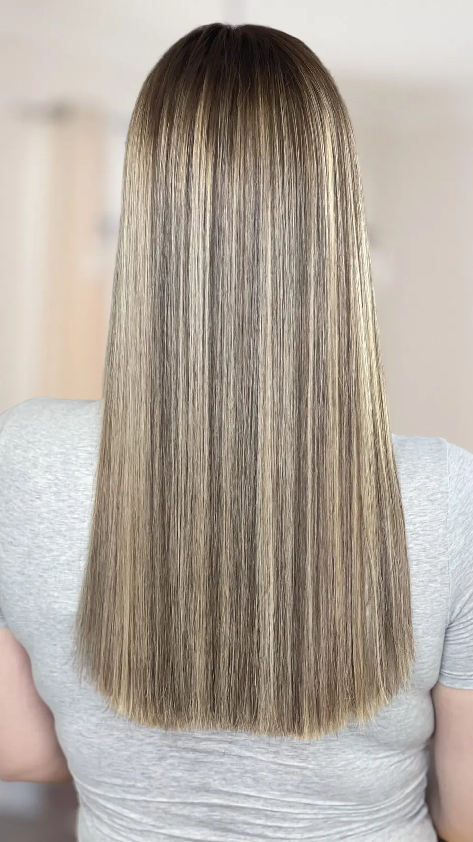 Jemný blond melír, dlhé rovné vlasy