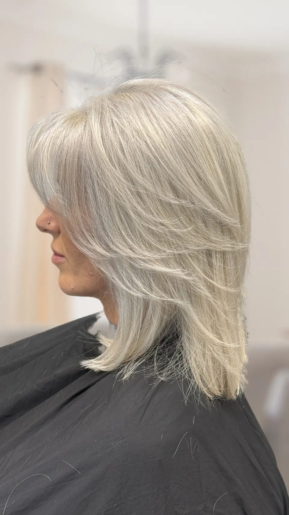 Popolavá blond, stupňovitý strih s ofinou