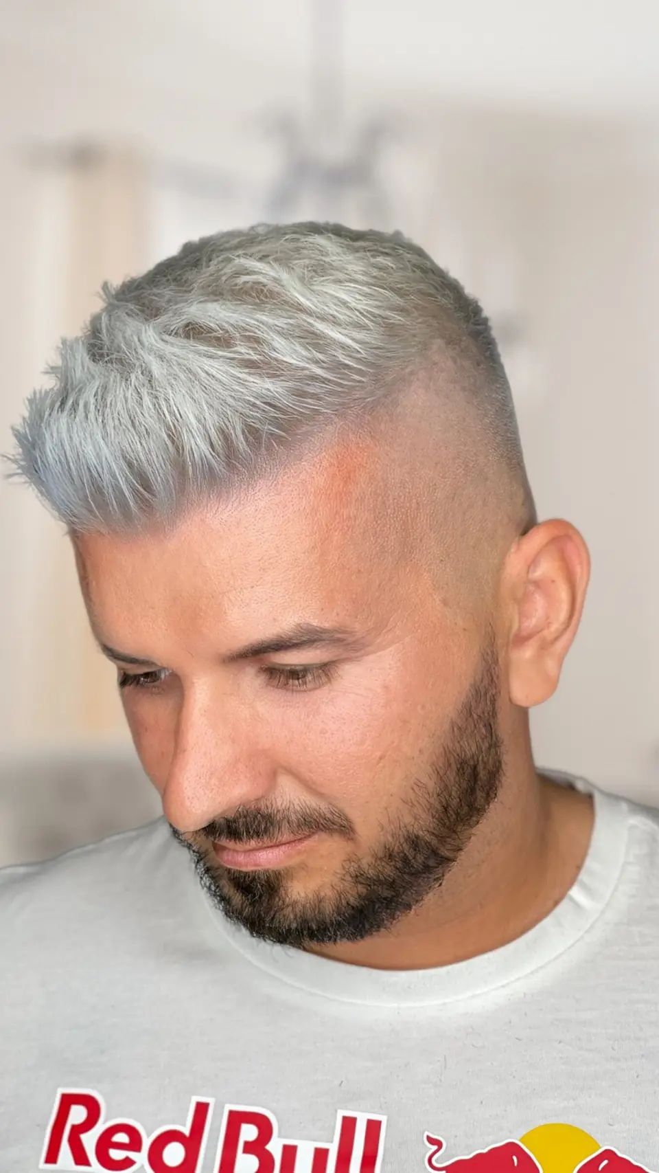 Pánsky strih s platinovým odfarbením