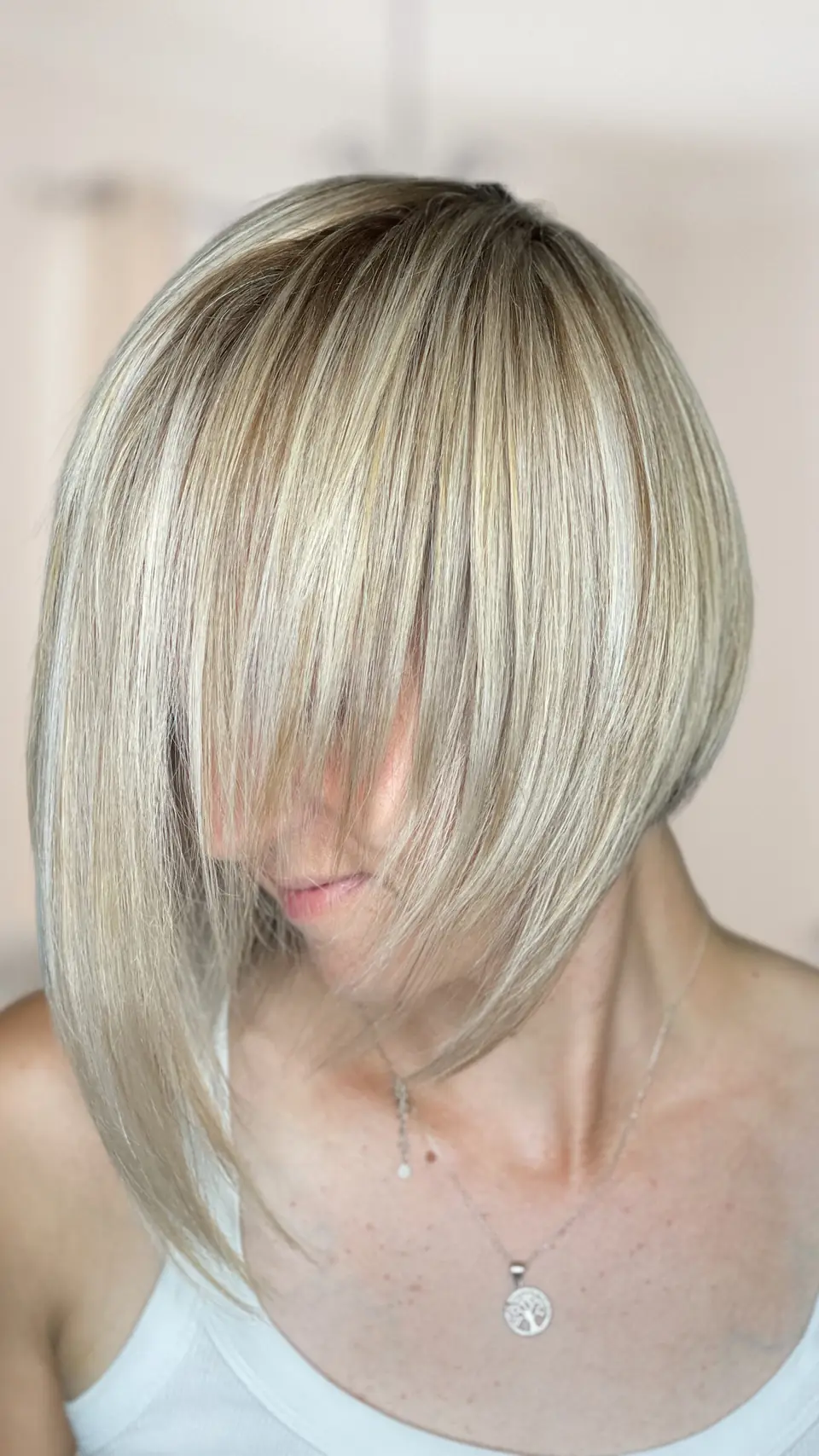 Blond asymetrické mikádo s dlhou ofinou