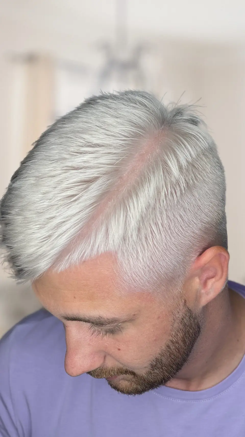 Pánsky strih — platinová blond, vyholené boky