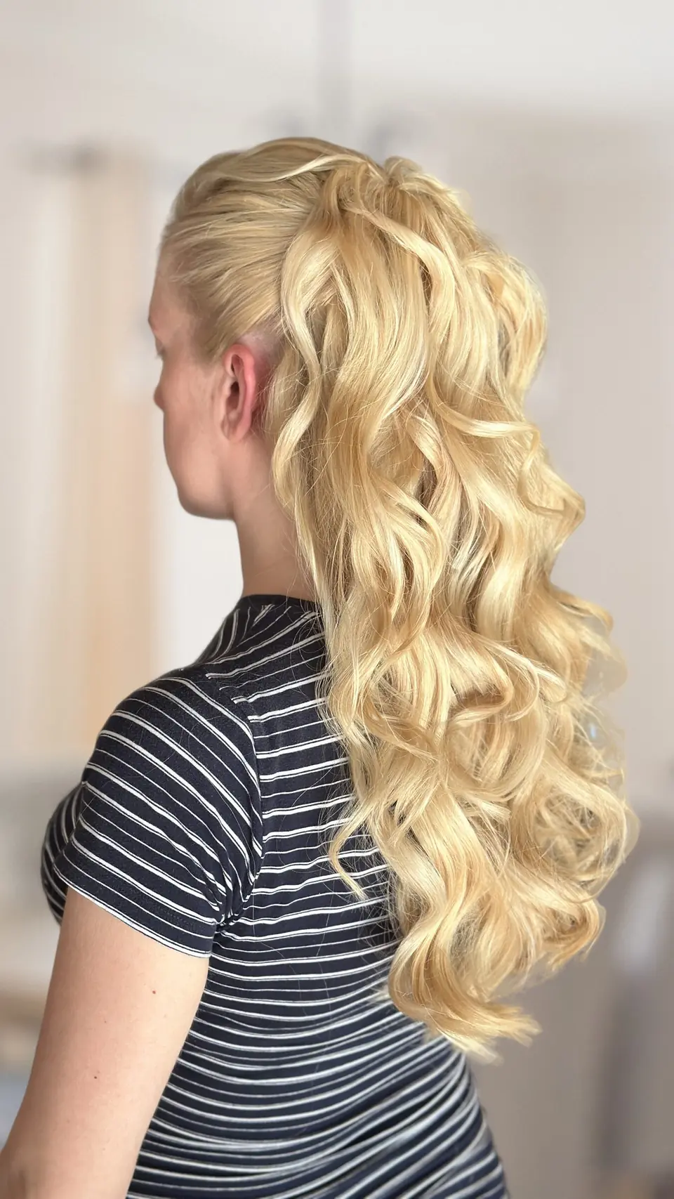 Spoločenský účes — blond kučery