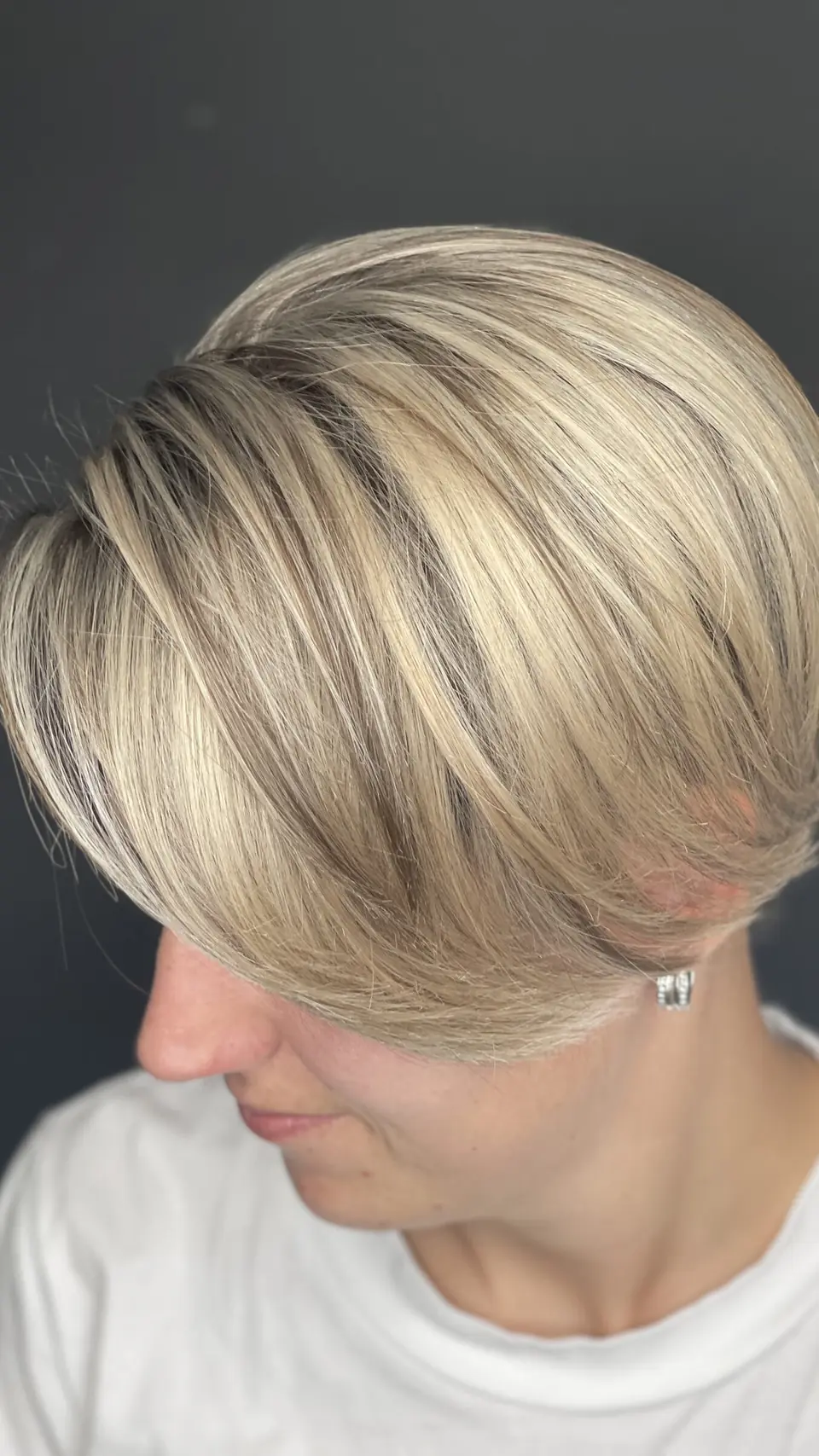 Krátky strih s blond melírom a dlhou ofinou