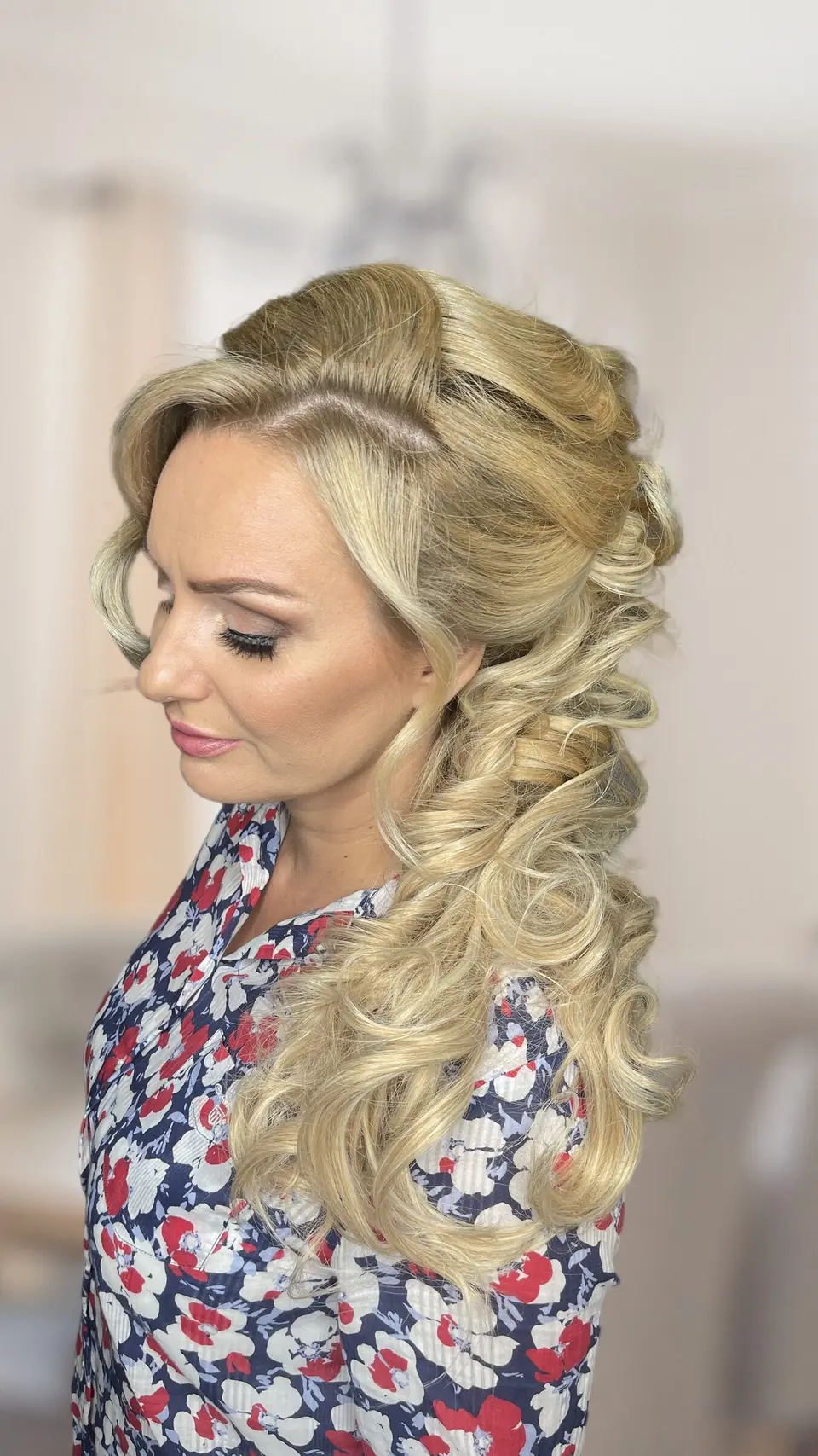 Spoločenský účes — blond kučery na jednu stranu