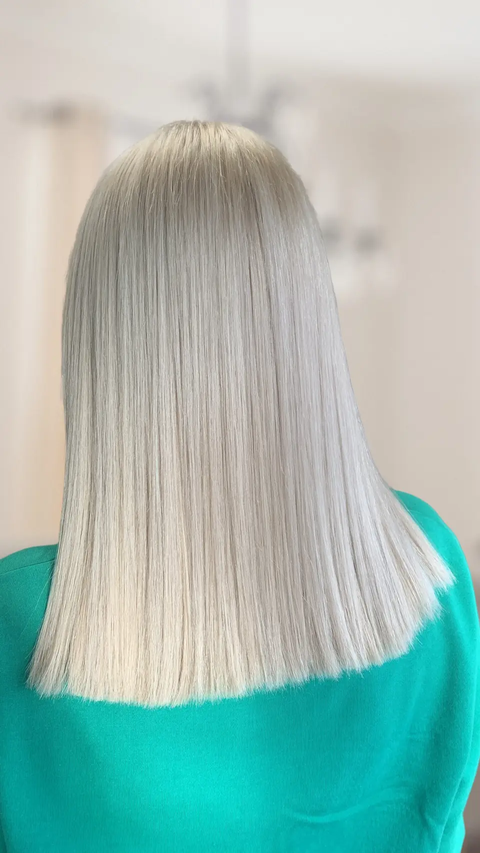 Platinová blond, rovné mikádo