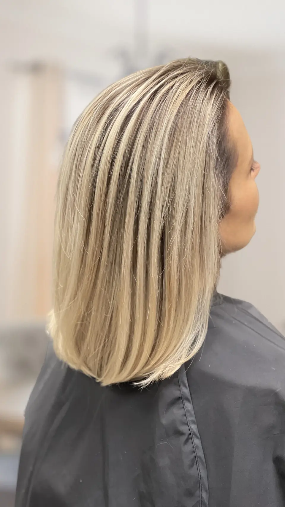 Kontrastný blond melír, rovný strih