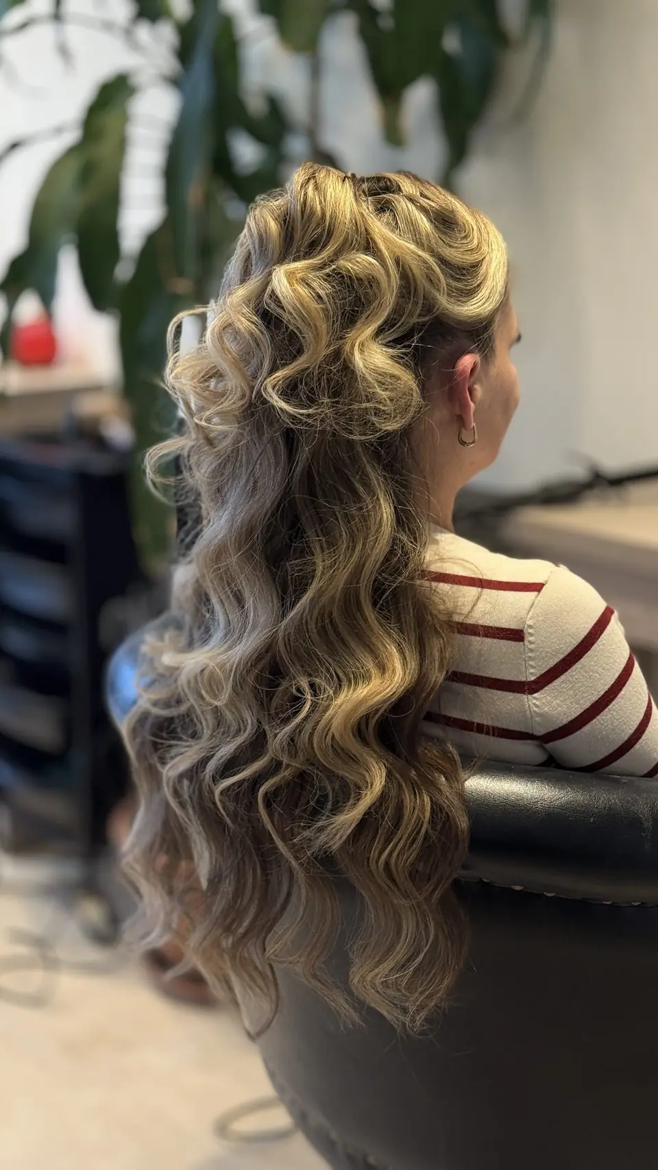 Spoločenský účes — blond vlny so zopnutým vrchom