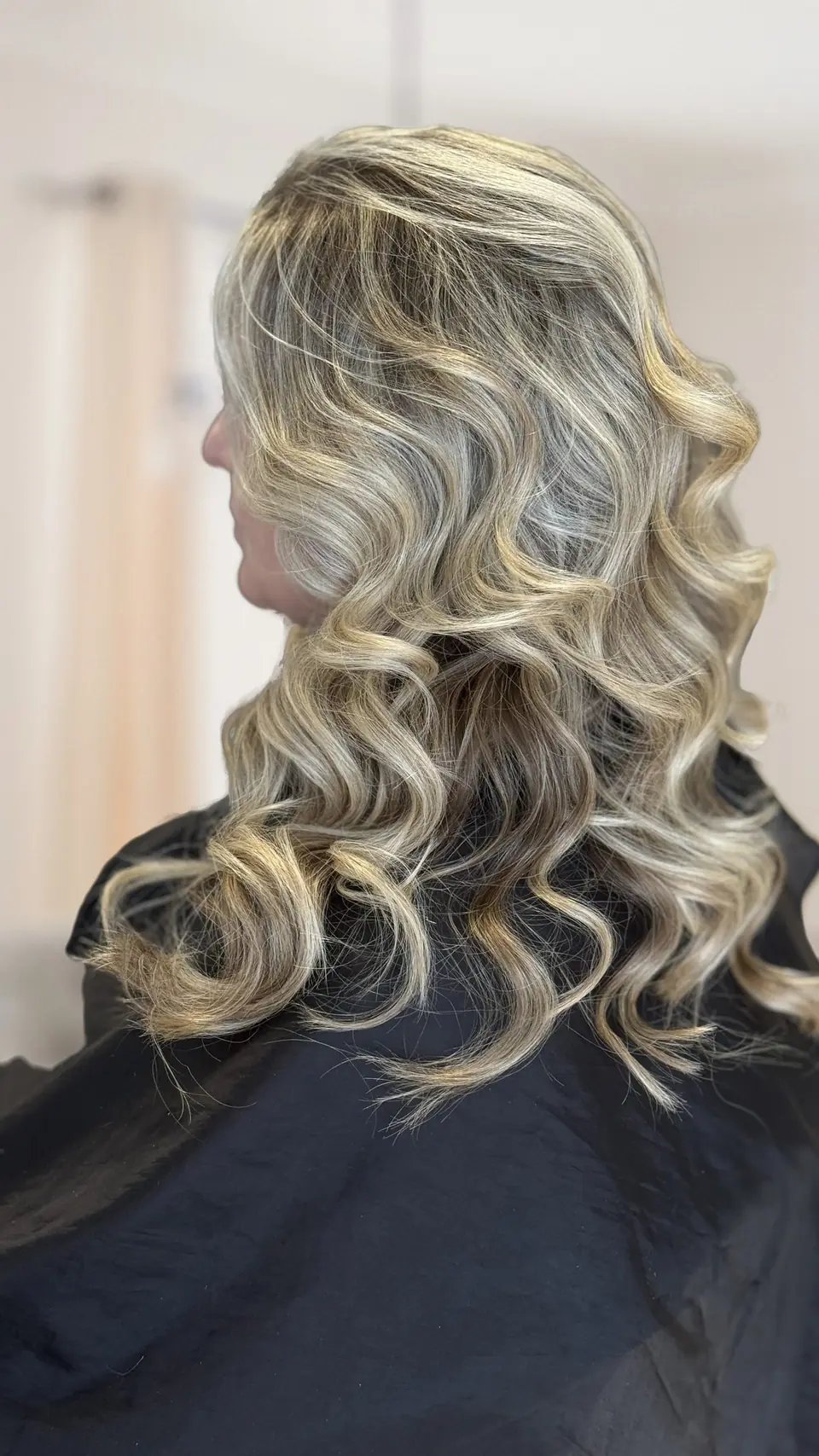 Blond melír vo veľkých vlnách