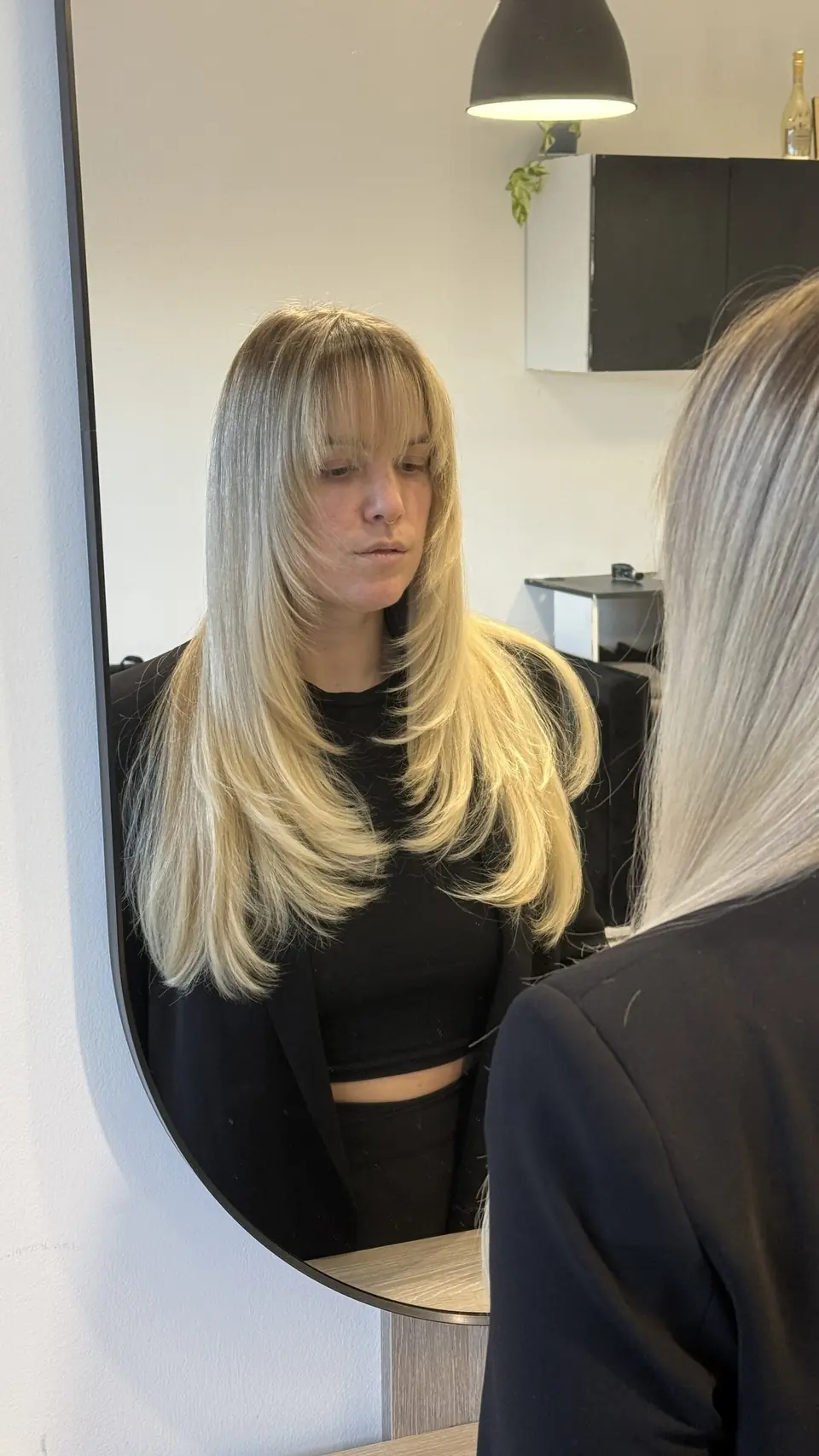 Blond, stupňovitý strih s ofinou