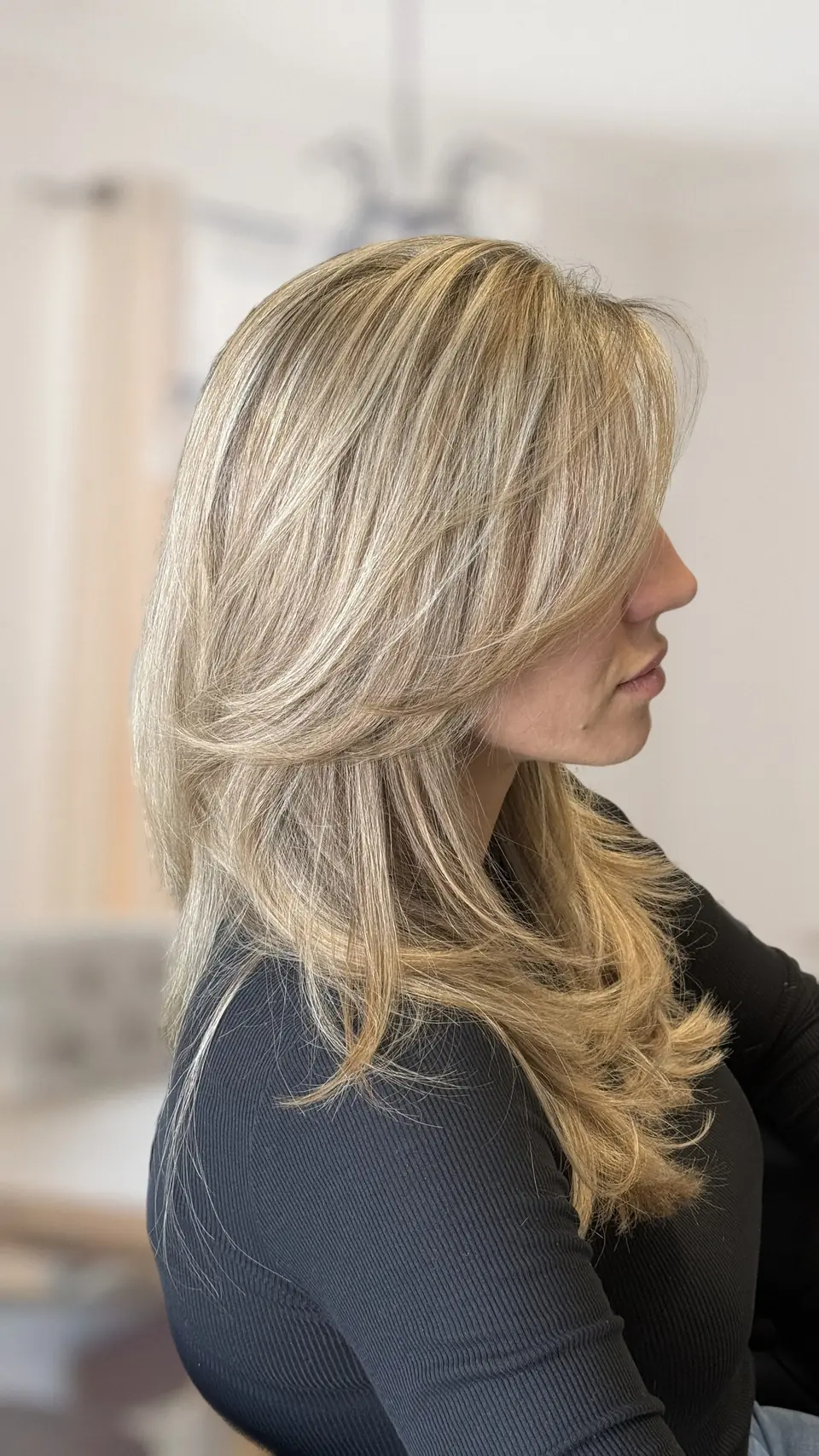 Medová blond, stupňovitý strih s vlnami
