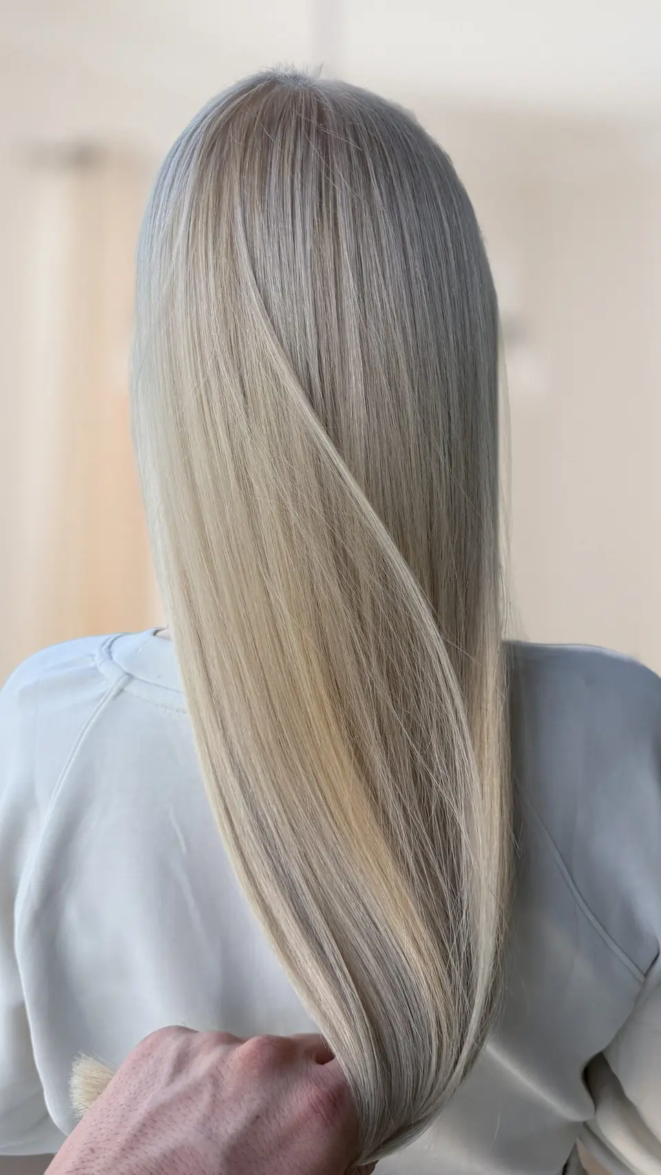 Popolavá blond, dlhé rovné vlasy