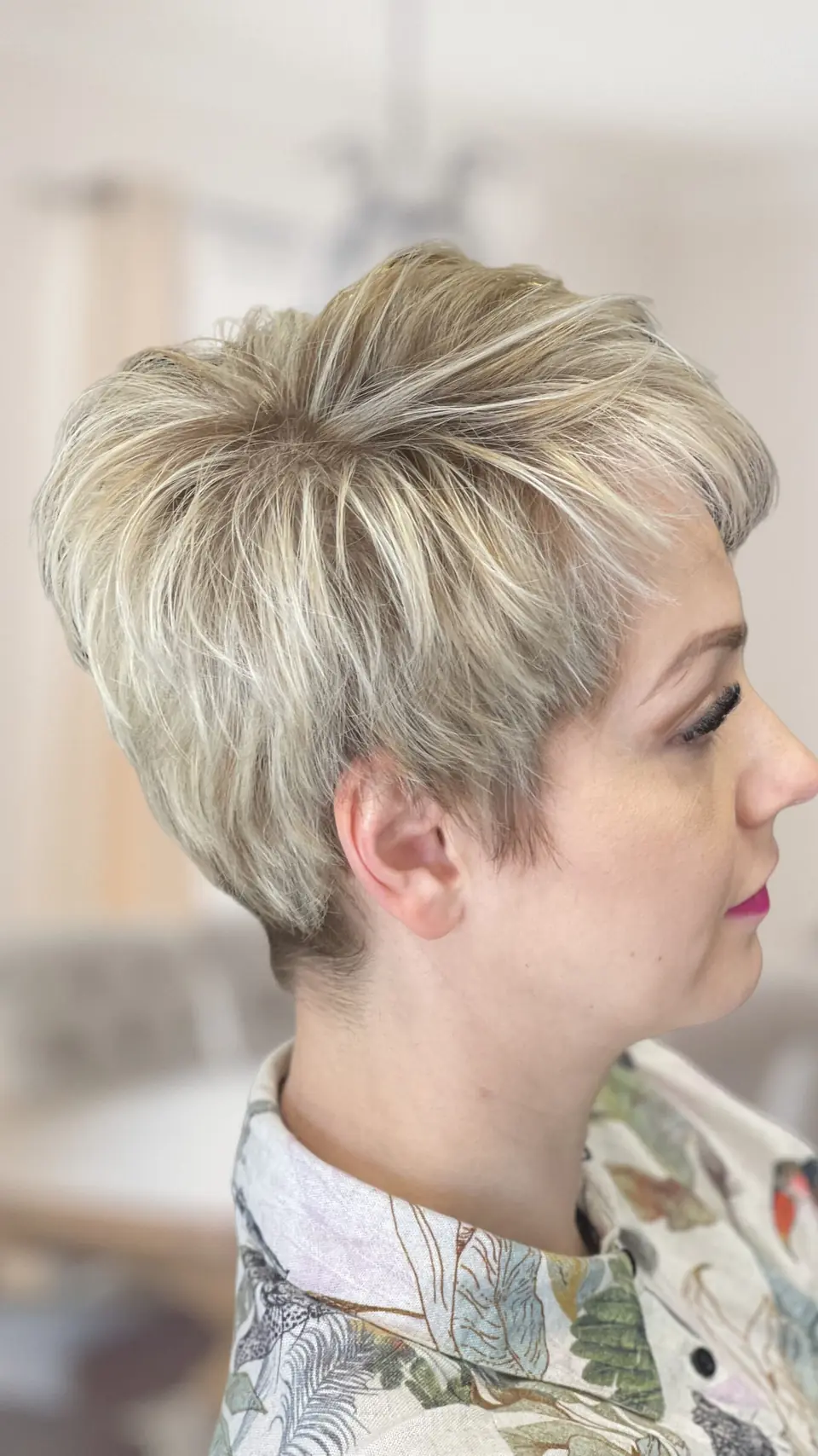Krátky pixie strih s blond melírom