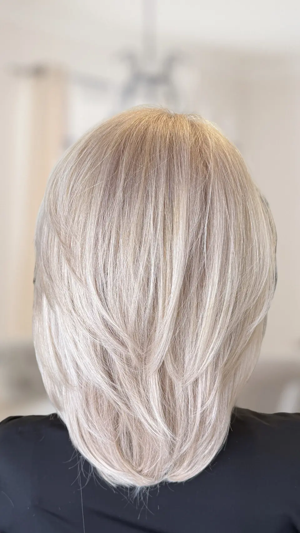Perleťová blond, stupňovitý strih