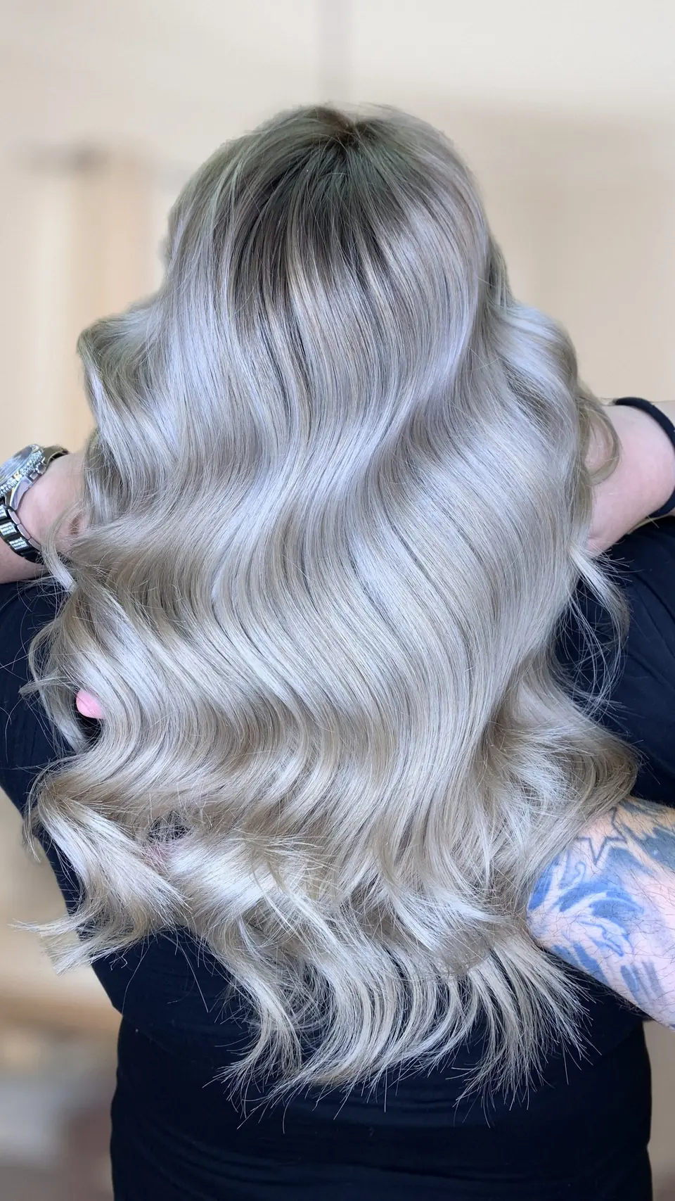 Strieborná blond vo veľkých vlnách