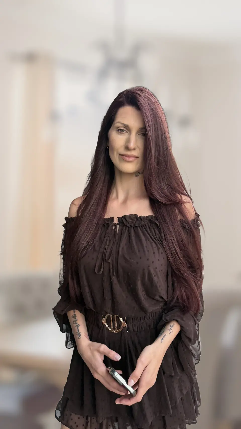 Dlhé vlasy vo farbe bordó