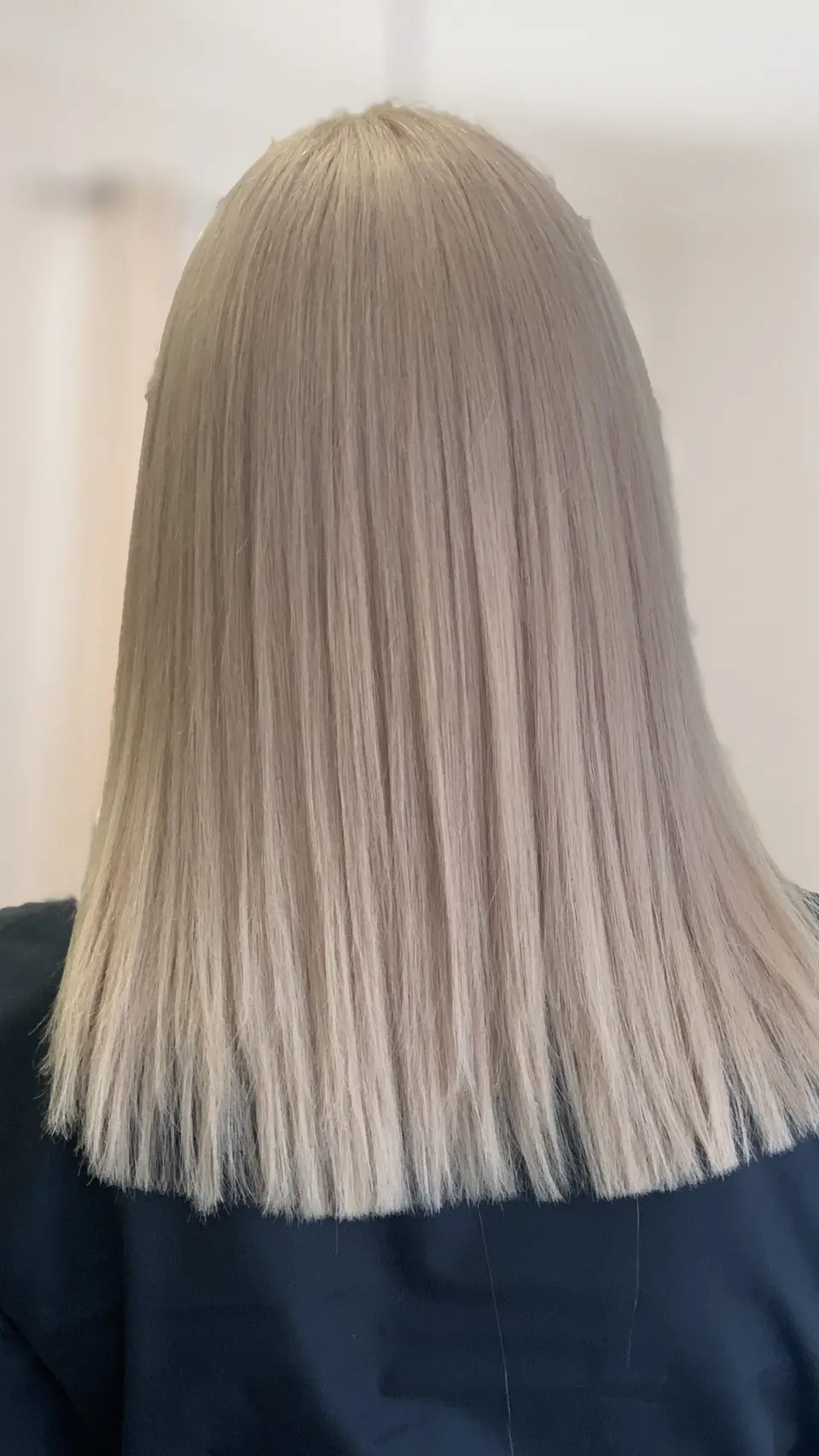 Perleťová blond, rovný strih