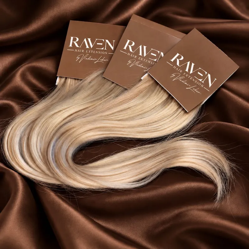 Paquetes de cabello RAVEN Hair Extension en rubio platino sobre satén marrón