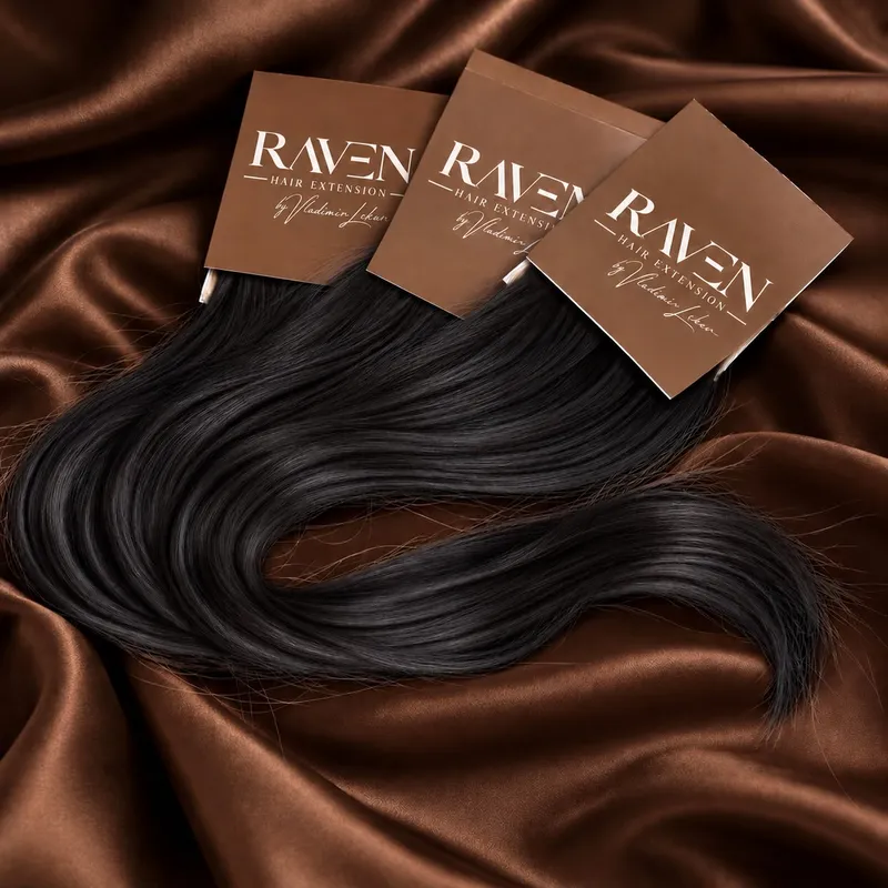 Paquetes de cabello RAVEN Hair Extension en negro sobre satén marrón