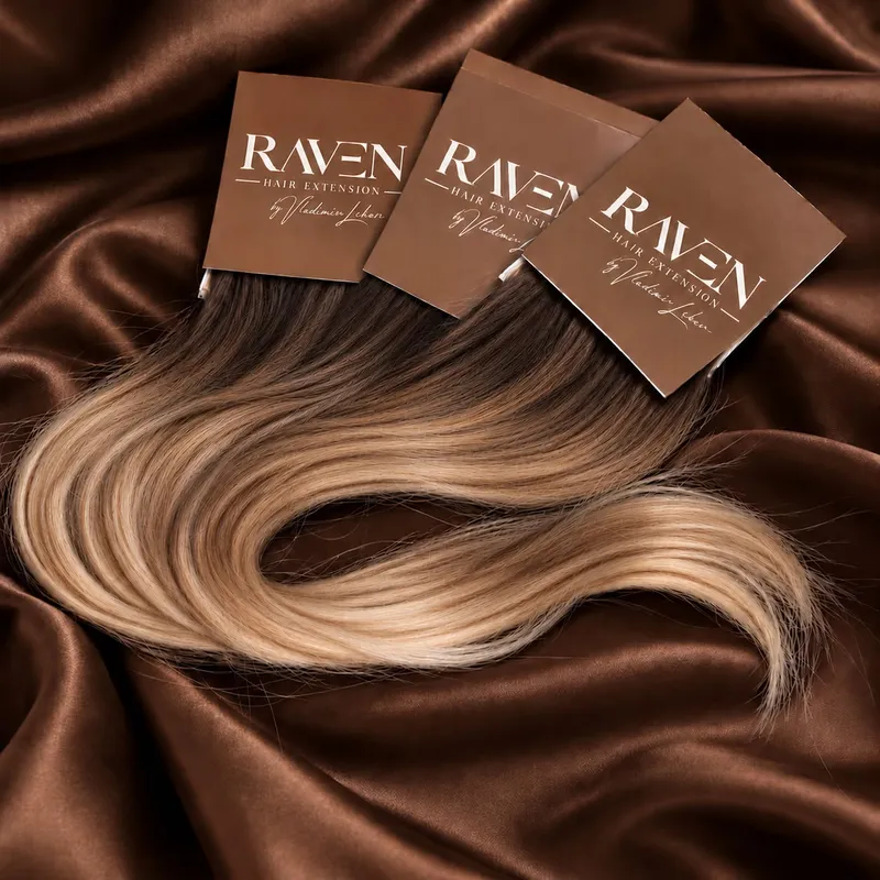 Paquetes de cabello RAVEN Hair Extension con degradado ombré de castaño oscuro a rubio sobre satén marrón